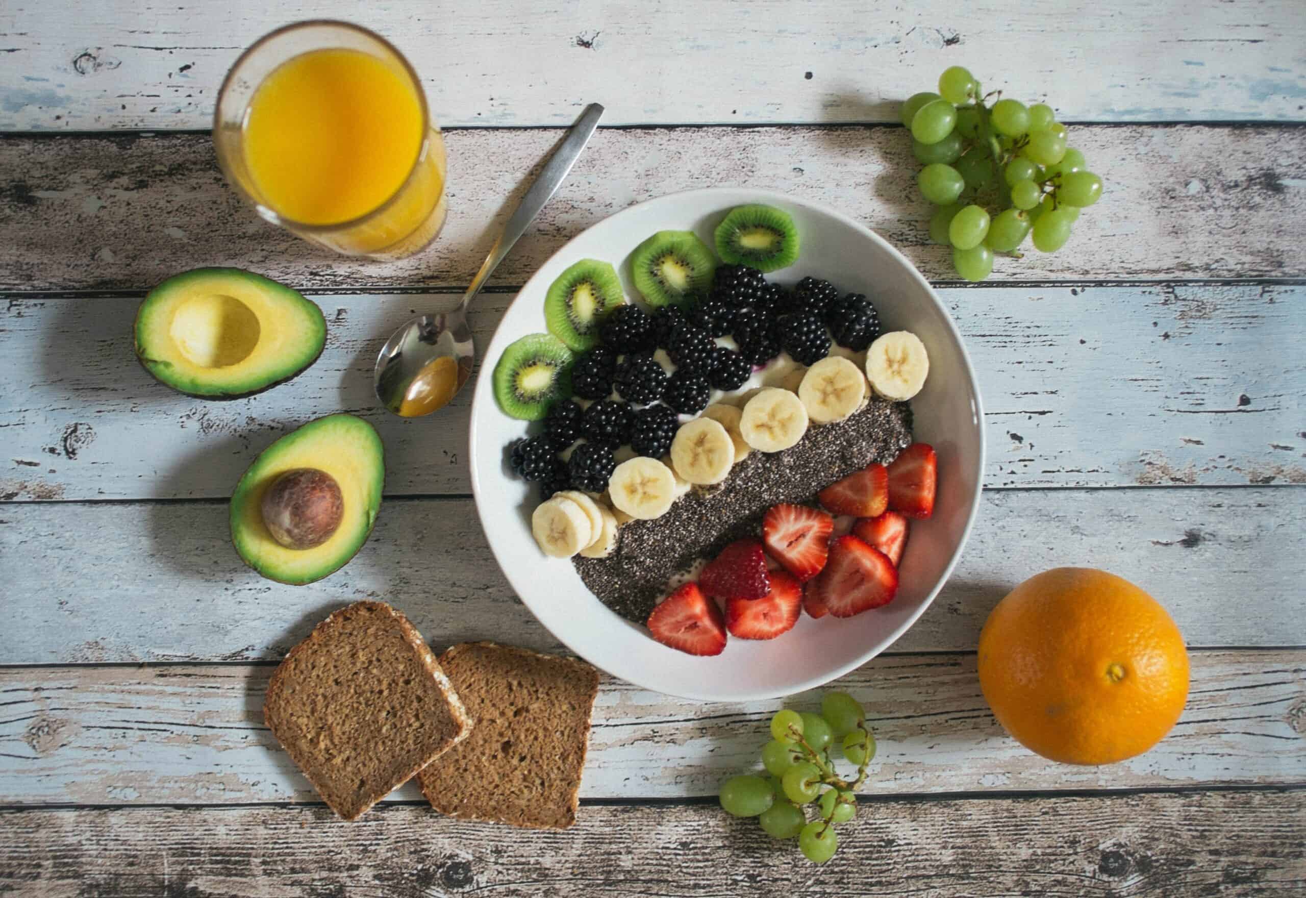 The bowl full of fruits