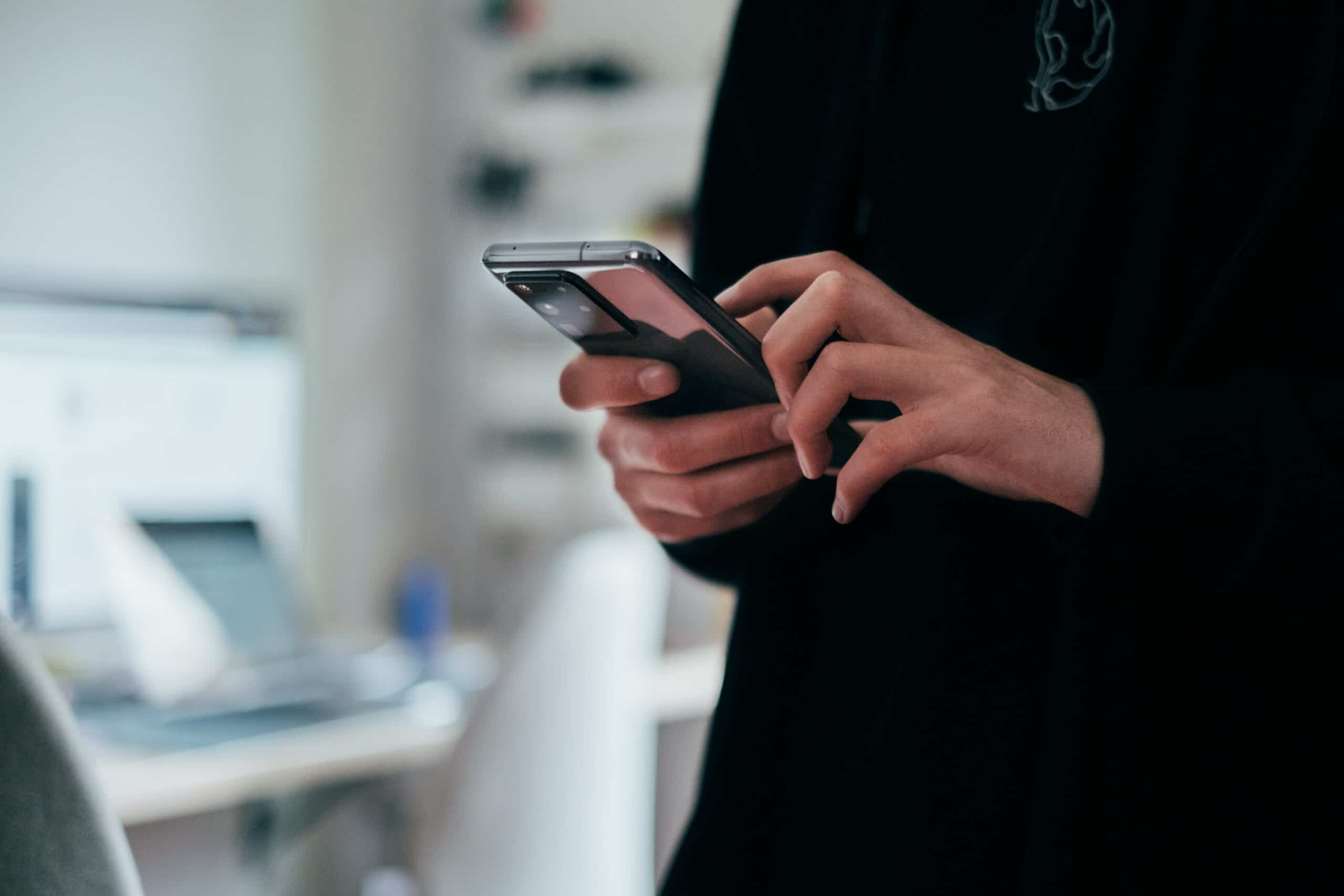 Person holds Smartphone