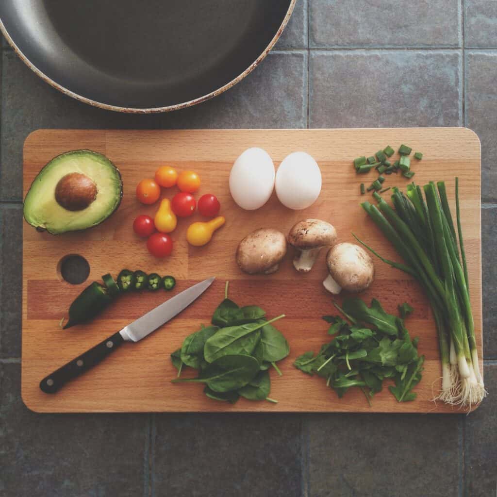 A cutting board with different vegetables